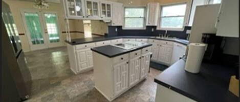 Microondas, horno, parrilla de estufa y lavavajillas