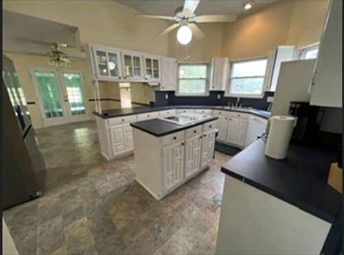 Spacious 5-bedroom cabin in charming Howe with WiFi, AC