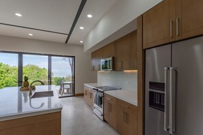 Microwave, oven, stovetop, dishwasher - 4 Bed 4.5 Bath Private Luxury Home Steps to beach with Pool n Ocean Jungle View (Puntarenas Province)