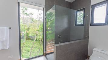 Douche, serviettes fournies, savon, papier toilette
