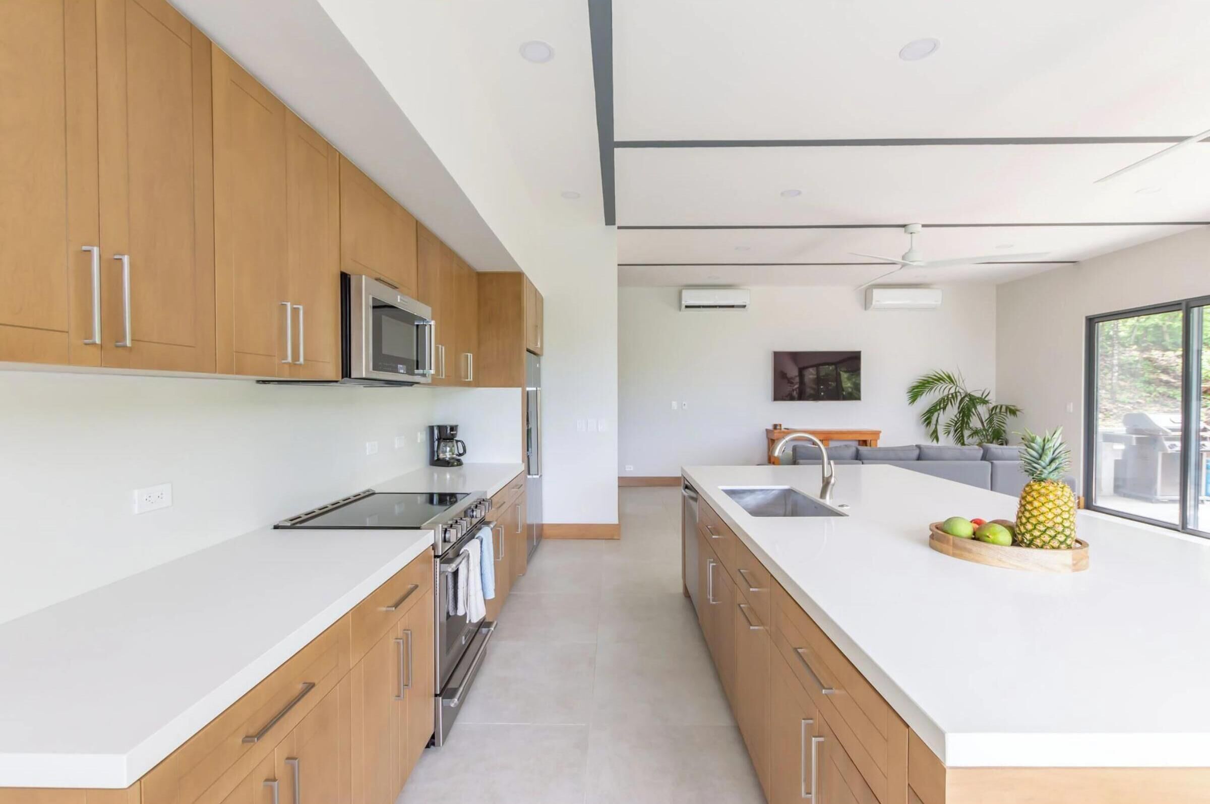 Mikrobølgeovn, ovn, kokeplater og oppvaskmaskin