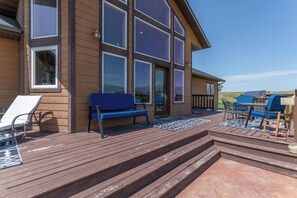 Outdoor dining - Breathtakingly charming 4-bedroom house with WiFi in Charlo. (Charlo)