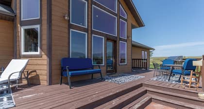 Rustically charming 4-bedroom house with WiFi and AC in Charlo