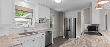 Een koelkast, een microgolfoven, een oven, een kookplaat