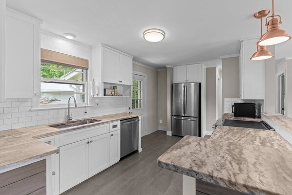 Frigorífico, microondas, horno y placa de cocina