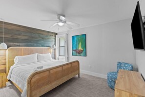 2 bedrooms, desk, iron/ironing board, travel cot - Serenity on Trinity - Hot Tub - Pets Welcome (Wilmington)