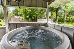 Bañera de hidromasaje cubierta