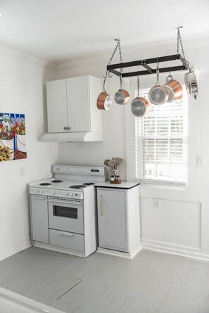 KĂŒhlschrank, Mikrowelle, Ofen, Herdplatte