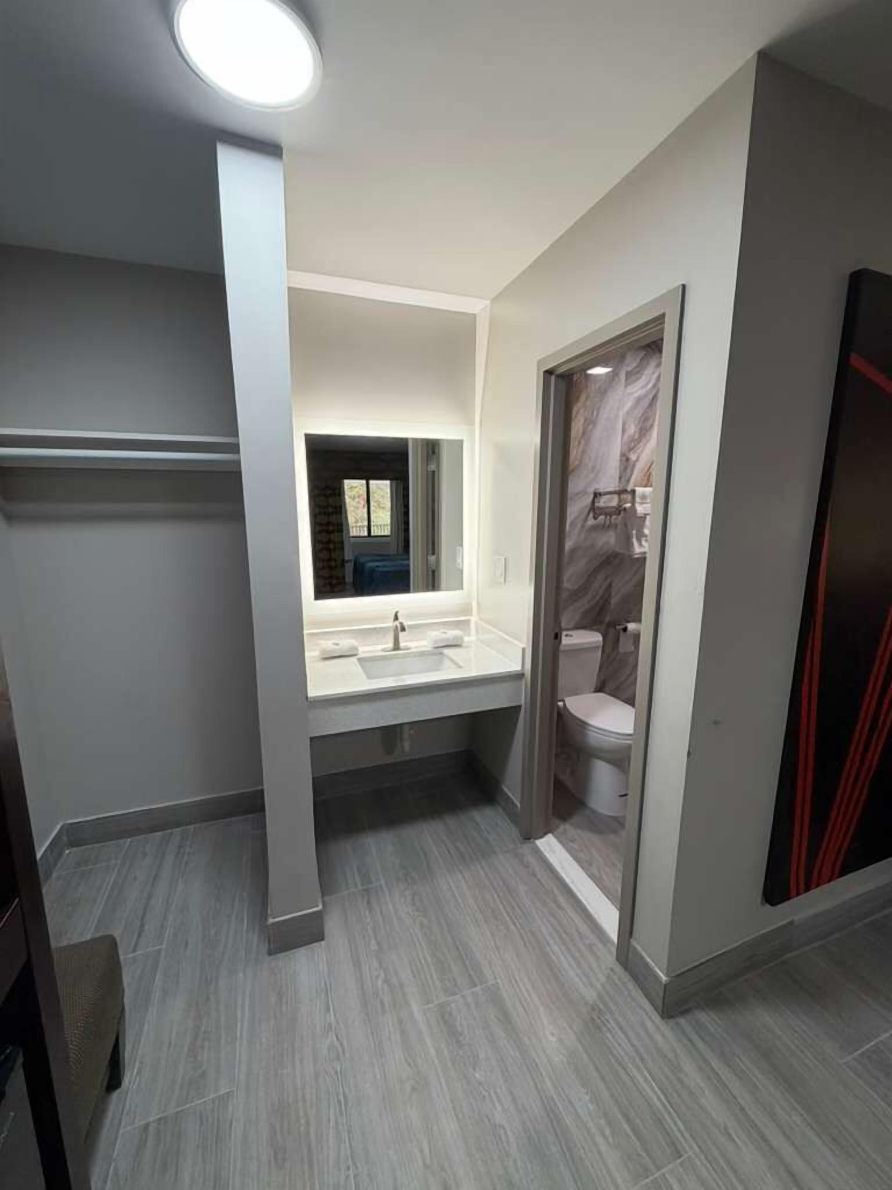 Standard Double Room, 2 Double Beds, Smoking | Bathroom | Towels