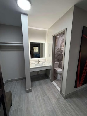 Standard Double Room | Bathroom | Towels