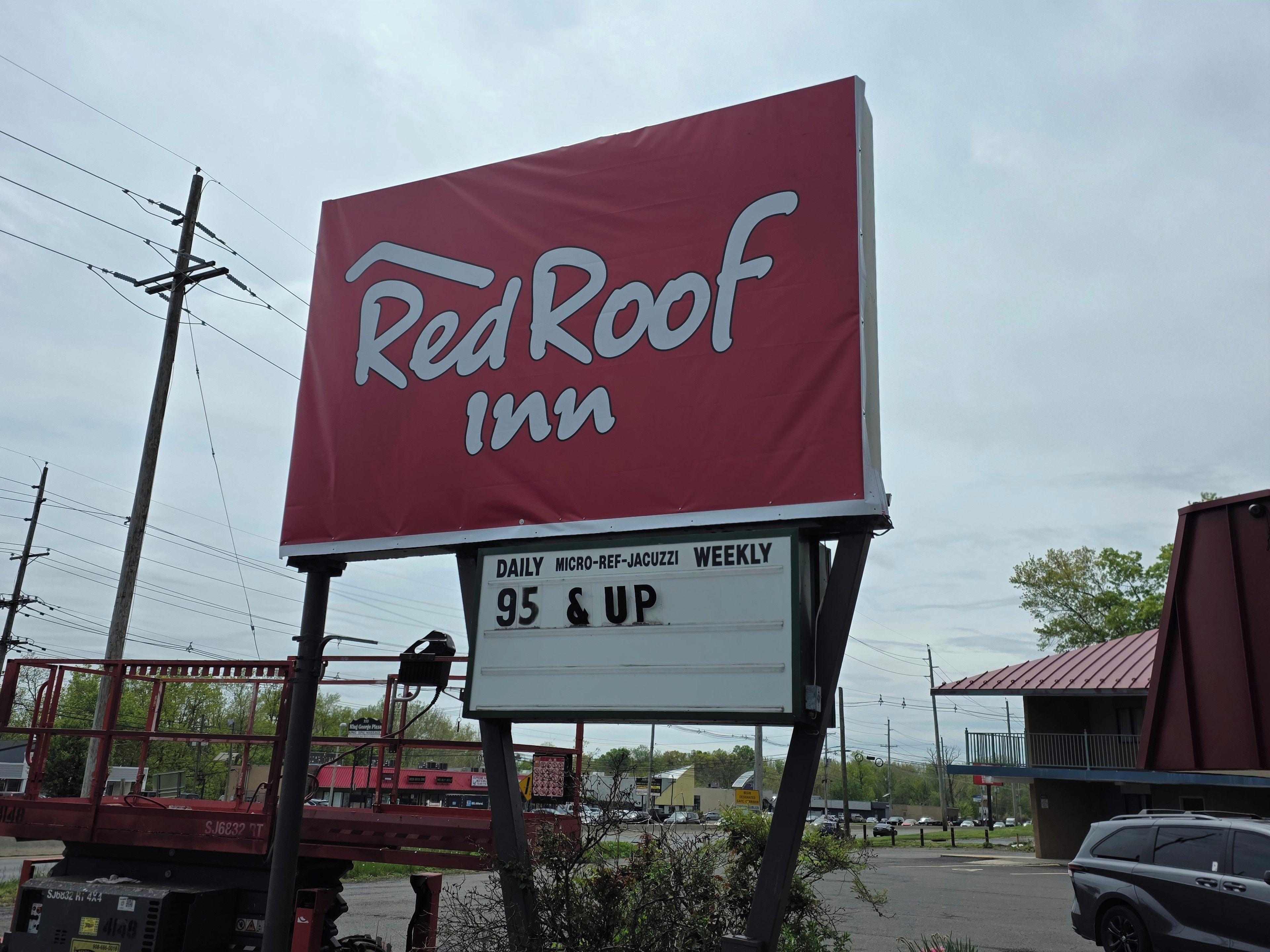 Schild des Red Roof Inn mit einem Wochenpreis von 95 Dollar aufwärts.