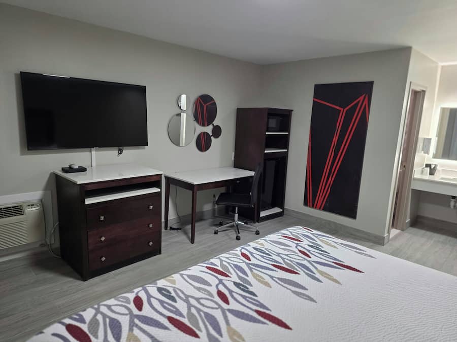 Superior Room, 1 King Bed, Non Smoking | Desk, laptop workspace, free WiFi, bed sheets