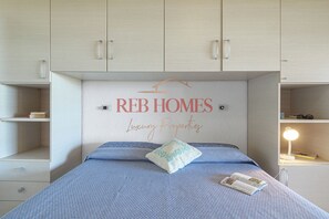 Iron/ironing board, bed sheets