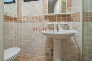 Shower, bidet, towels