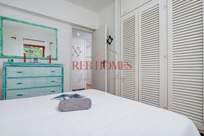 Iron/ironing board, bed sheets