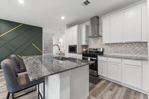 Mikrowelle, Ofen, Herdplatte, Geschirrspüler