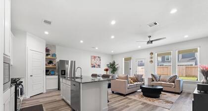 Charming 3-bedroom house in a gated community with Wifi and AC in Houston