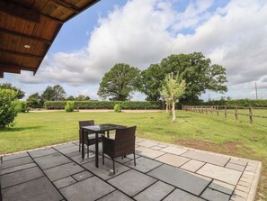 Outdoor dining - Maple Tree Lodge (York)
