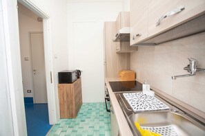 Een koelkast, een microgolfoven, een oven, een kookplaat