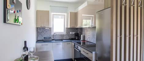 Refrigerador, microondas, horno y parrilla de estufa