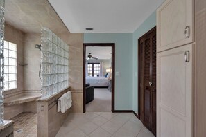 3 bedrooms, iron/ironing board, free WiFi, bed sheets - Huge Heated Saltwater Pool, Dock, Games & Waterfront Fun (Palm Coast)