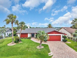 Exterior - Huge Heated Saltwater Pool, Dock, Games & Waterfront Fun (Palm Coast)