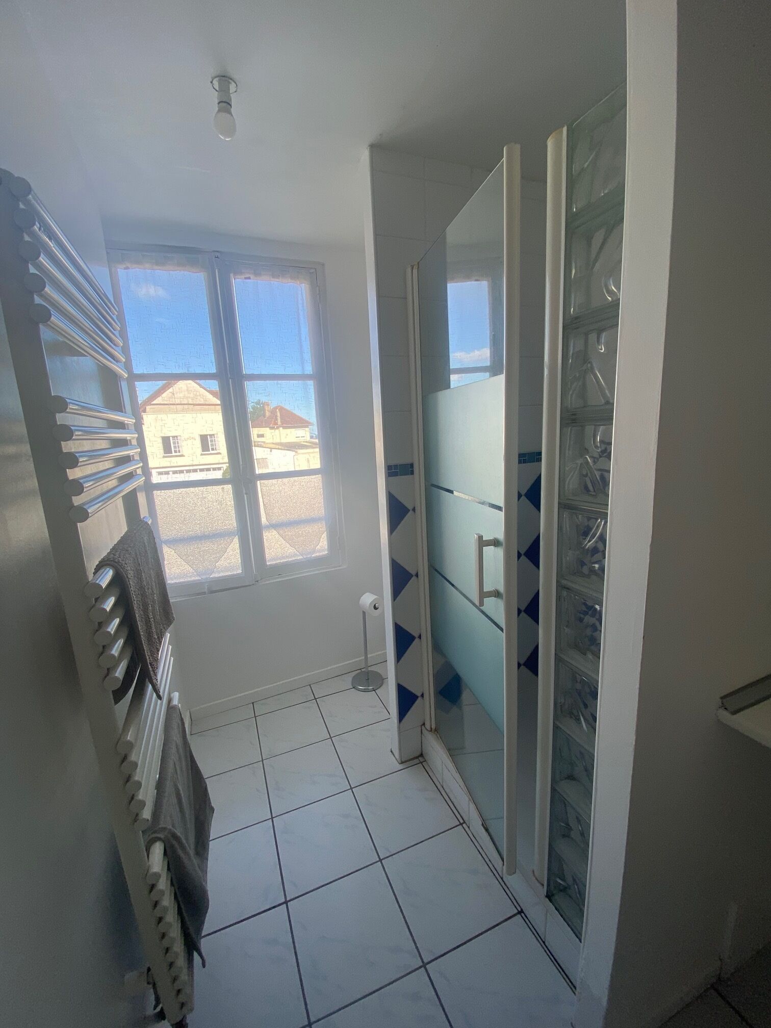 淋浴设施、肥皂、卫生纸