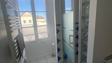 Douche, savon, papier toilette