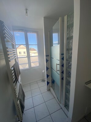 Dusche, Seife, Toilettenpapier