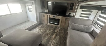 Cool RV with AC in charming Milton