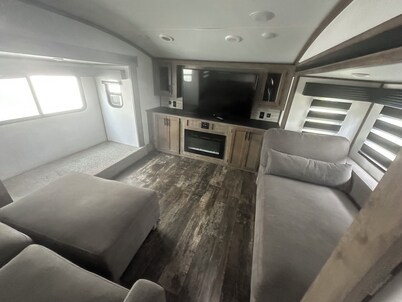 Cool RV with AC in charming Milton