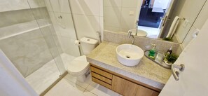 Comfort apartman | Fürdőszoba | Zuhanyzó, hajszárító, törölközők és szappan