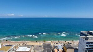 Un paisaje urbano costero con playa, edificios y océano.