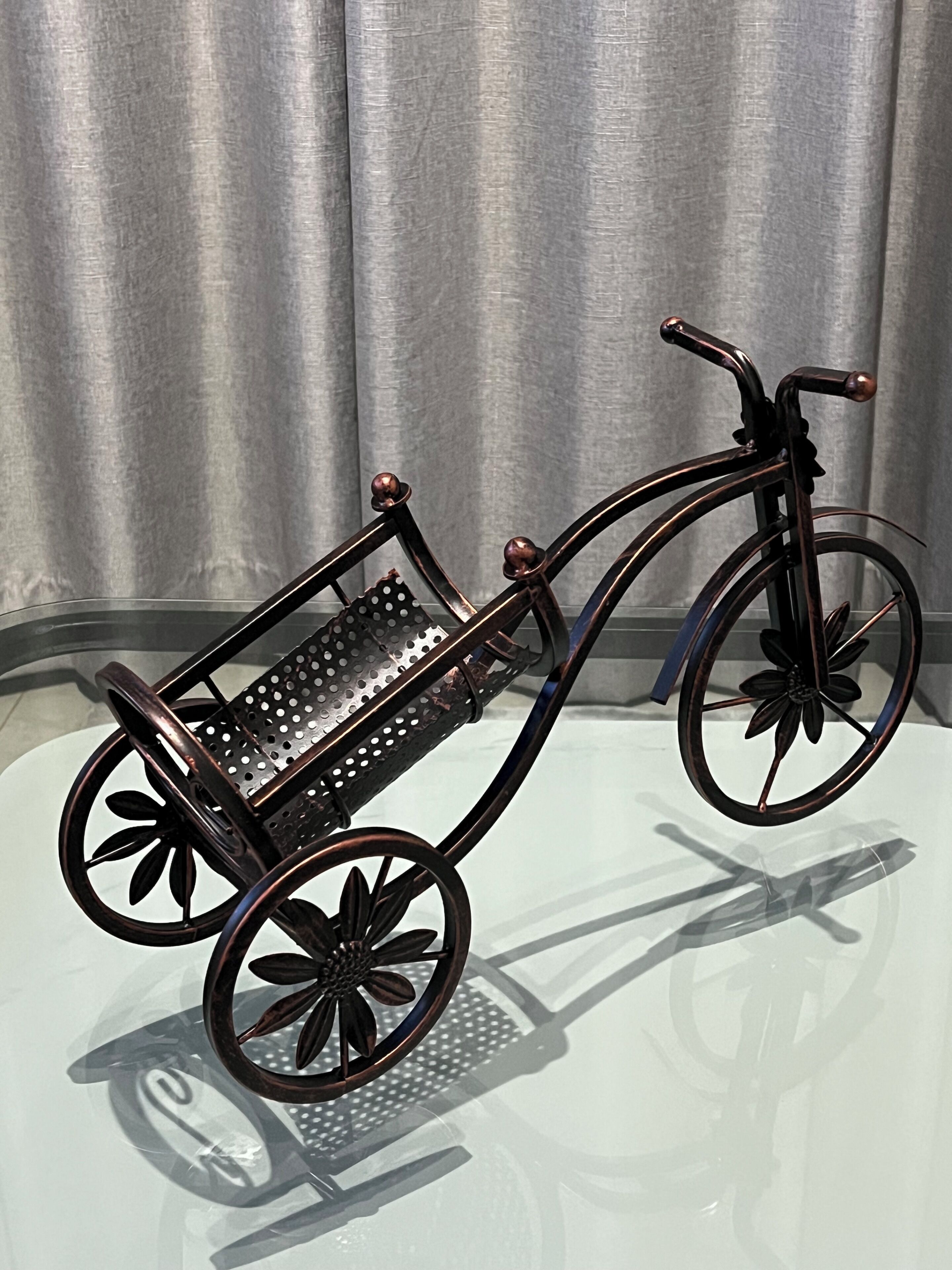 Una bicicleta estática con una cesta en el frente.