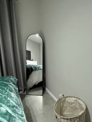 2 habitaciones, tabla de planchar con plancha y wifi gratis 
