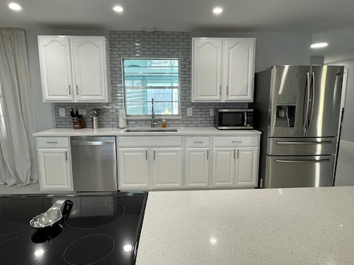 Sunshine Serenity: Island Bliss
3bd/2ba Home Close to Cruise Port and Beaches