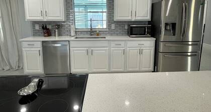 Sunshine Serenity: Island Bliss
3bd/2ba Home Close to Cruise Port and Beaches