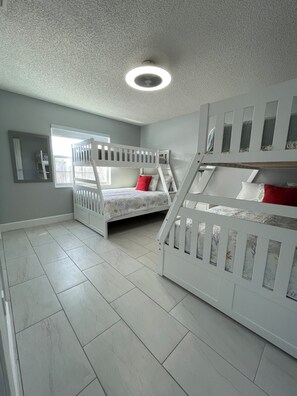 3 habitaciones, escritorio y tabla de planchar con plancha 