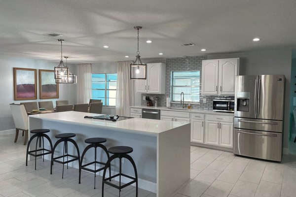 Een koelkast, een microgolfoven, een oven, een kookplaat