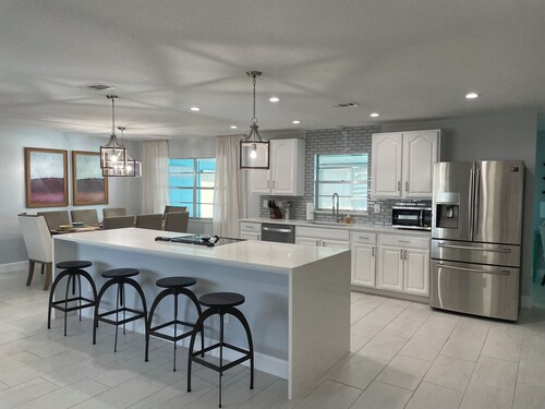 Sunshine Serenity: Island Bliss
3bd/2ba Home Close to Cruise Port and Beaches