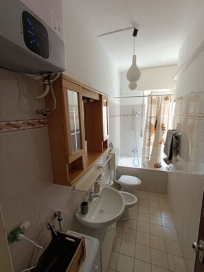 Sèche-cheveux, bidet, serviettes fournies, savon