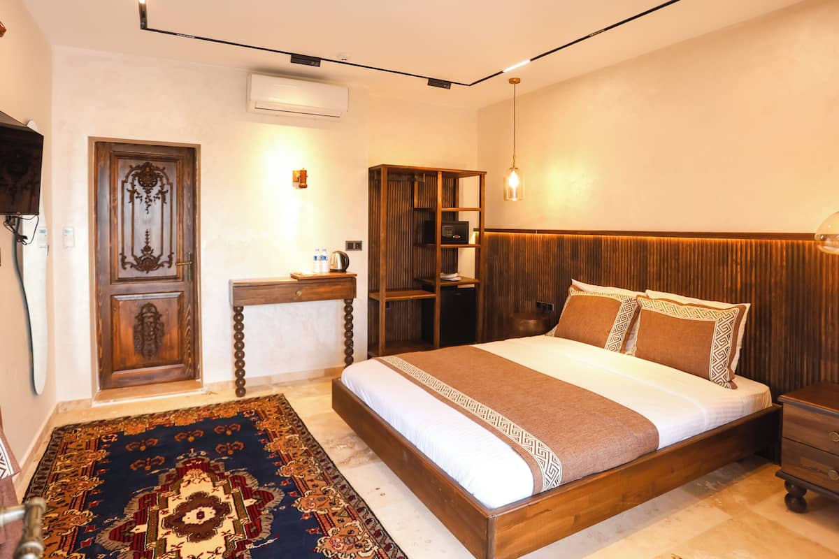 Quarto luxo | Roupas de cama premium, frigobar, individualmente decorados