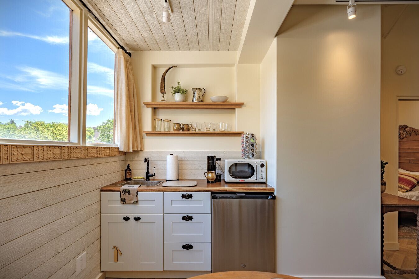 Micro-ondes, cafetière/bouilloire, grille-pain