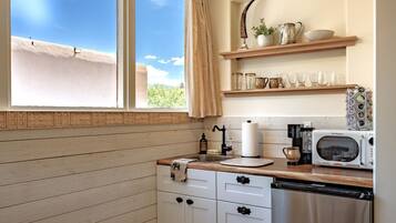 Microondas, cafetera y tetera, tostadora y utensilios de cocina