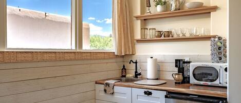 Micro-ondes, cafetière/bouilloire, grille-pain