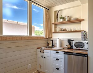 Microondas, cafetera o tetera, tostadora y utensilios de cocina