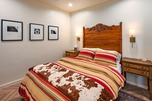 Skrivebord, strykejern/-brett, wi-fi (inkludert) og sengetøy