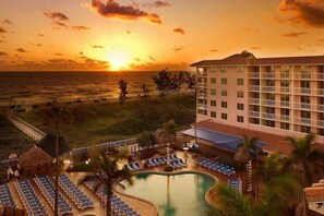 Utendørsbasseng og et oppvarmet basseng