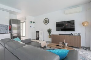 Smart-TV, peis og bøker