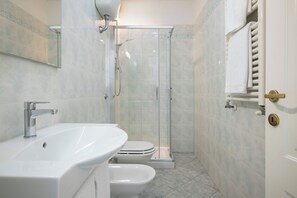 Douche, sĂšche-cheveux, bidet, serviettes fournies